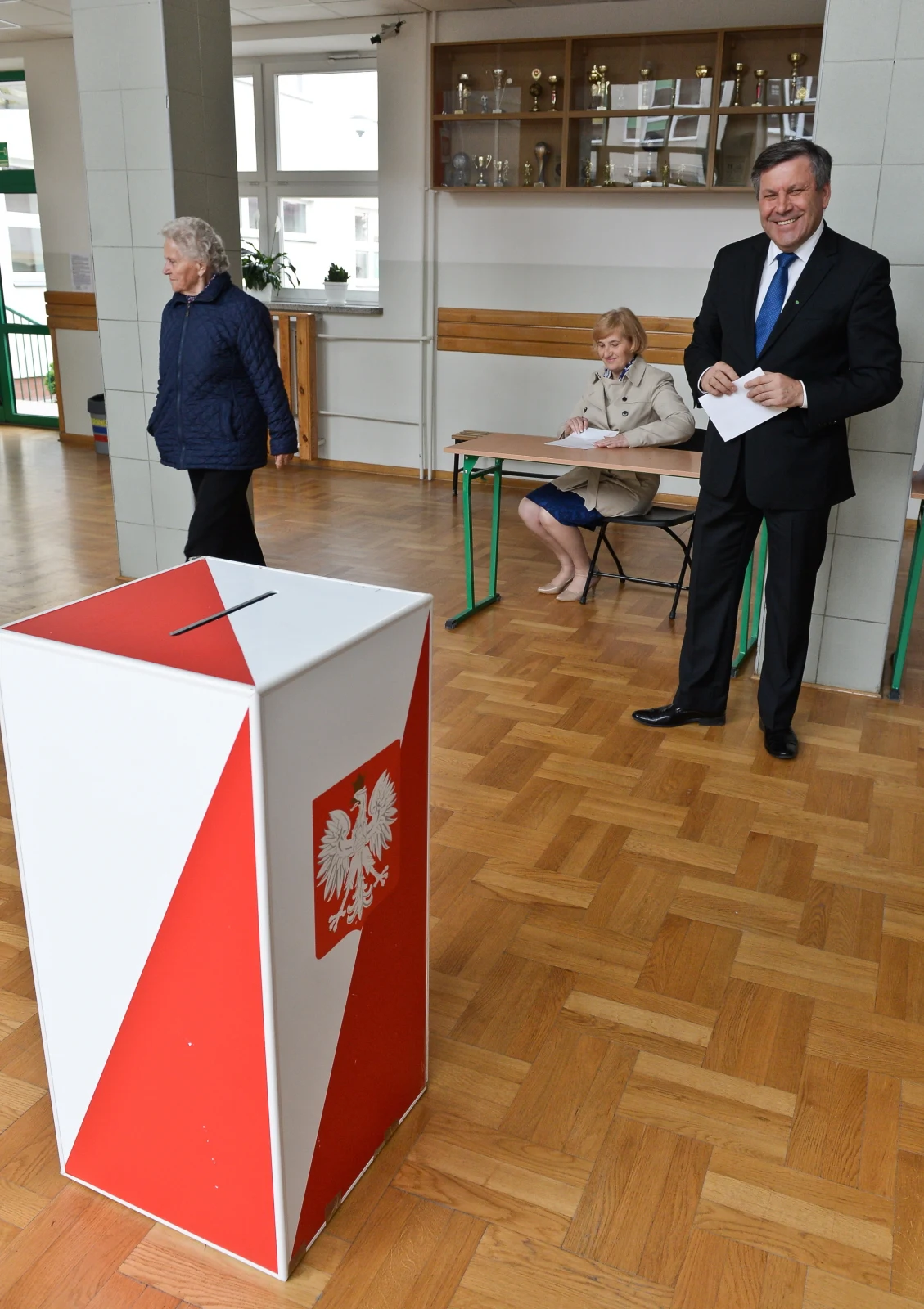 Wicepremier, lider PSL Janusz Piechociński z żoną Haliną zagosowali w lokalu wyborczym w Nowej Iwicznej