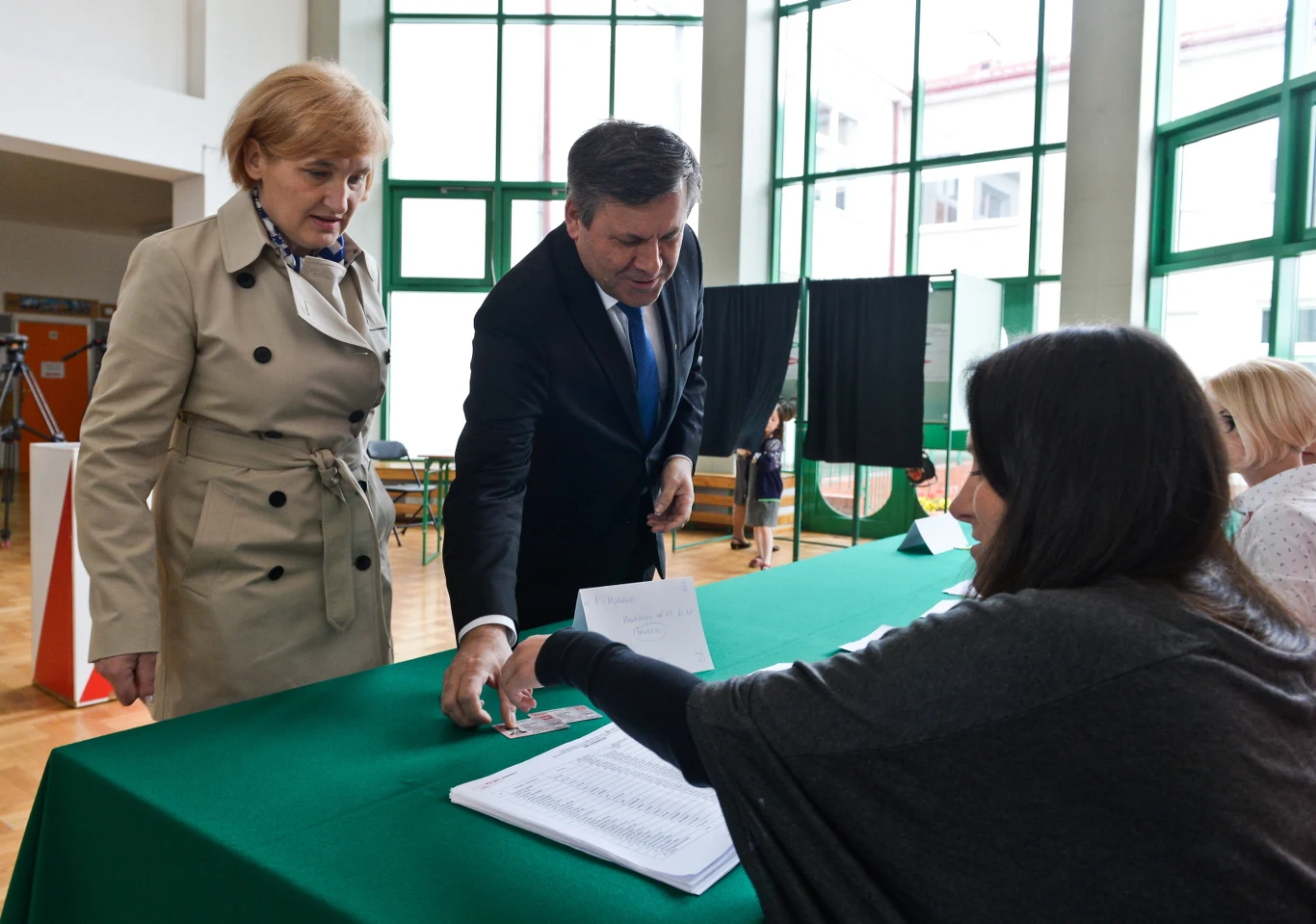 Wicepremier, lider PSL Janusz Piechociński z żoną Haliną zagosowali w lokalu wyborczym w Nowej Iwicznej