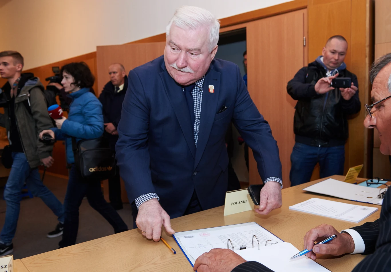 Były prezydent Lech Wałęsa głosuje w pierwszej turze wyborów prezydenckich w lokalu wyborczym w Gdańsku
