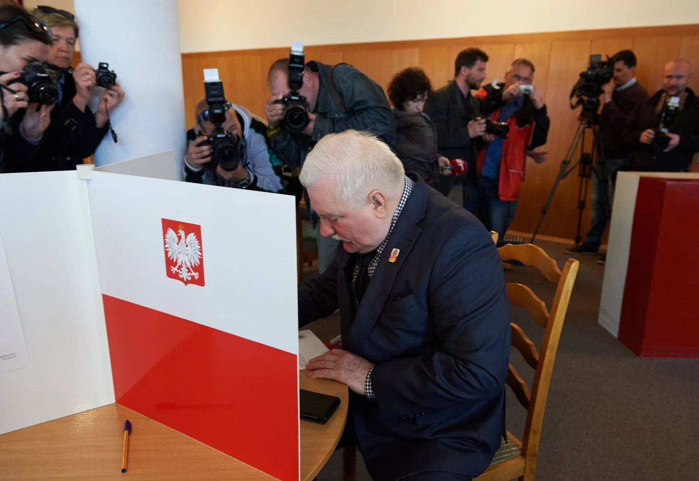 Były prezydent Lech Wałęsa głosuje w pierwszej turze wyborów prezydenckich w lokalu wyborczym w Gdańsku
