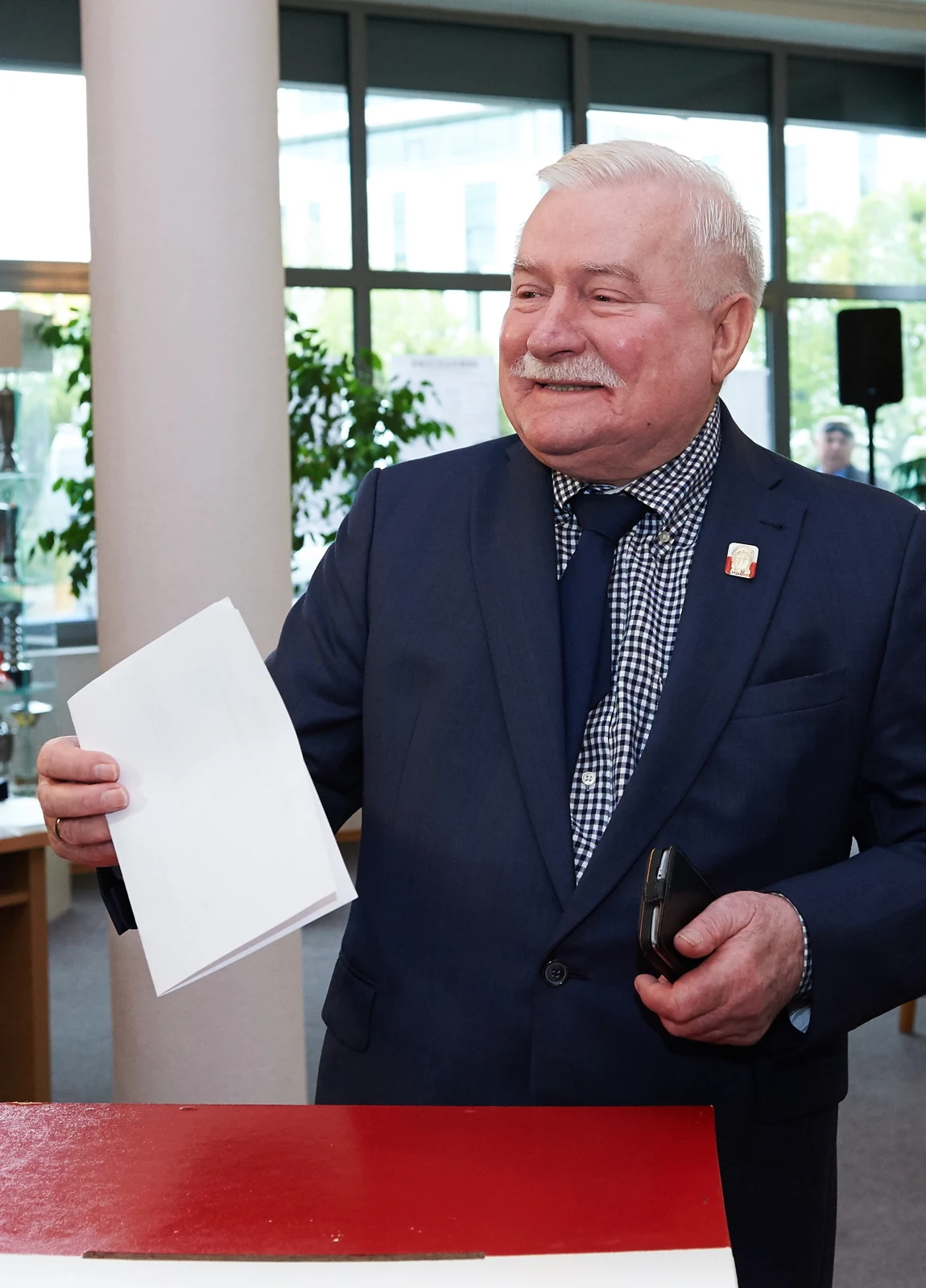 Były prezydent Lech Wałęsa głosuje w pierwszej turze wyborów prezydenckich w lokalu wyborczym w Gdańsku