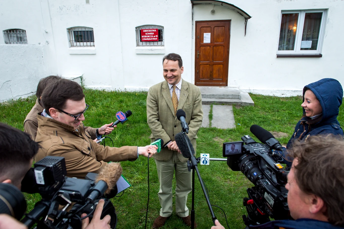  Marszałek Sejmu Radosław Sikorski głosował w lokalu wyborczym w miejscowości Samoklęski Duże