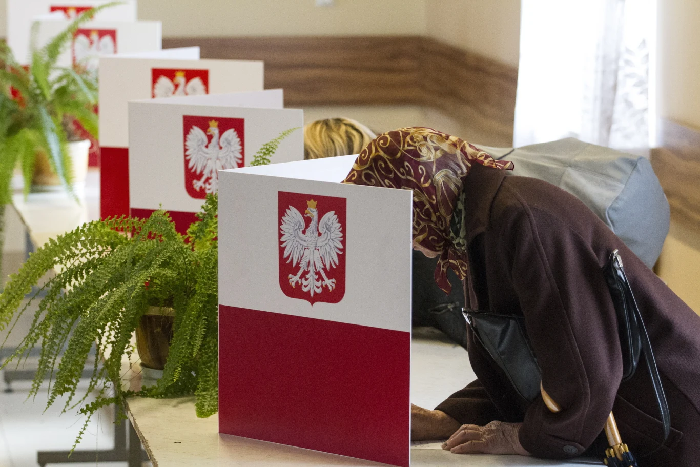 Głosowanie w lokalu wyborczym w Miedzianej Górze