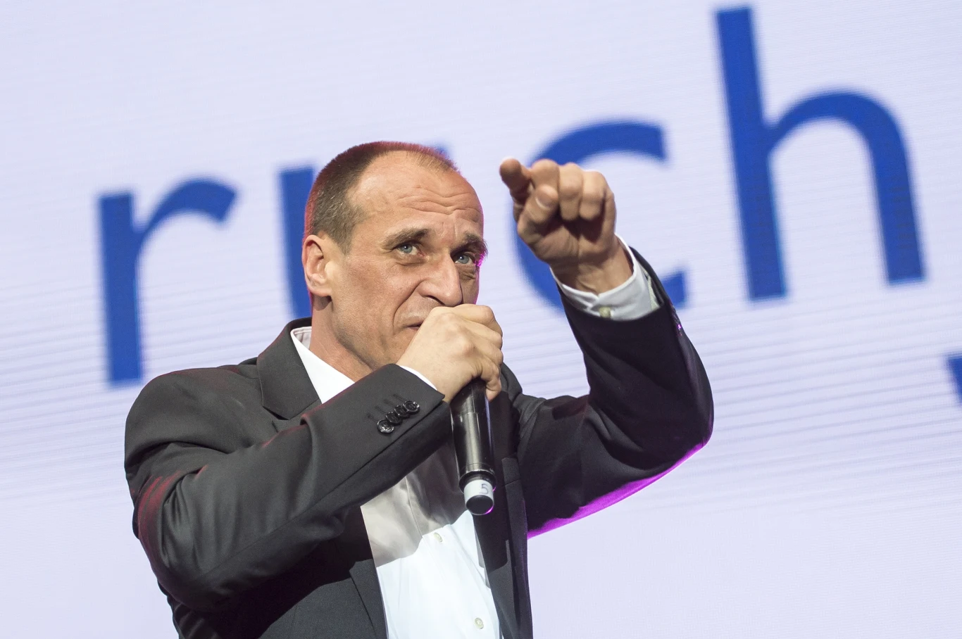 Kandydat na prezydenta RP Paweł Kukiz po ogłoszeniu wyników sondażowych