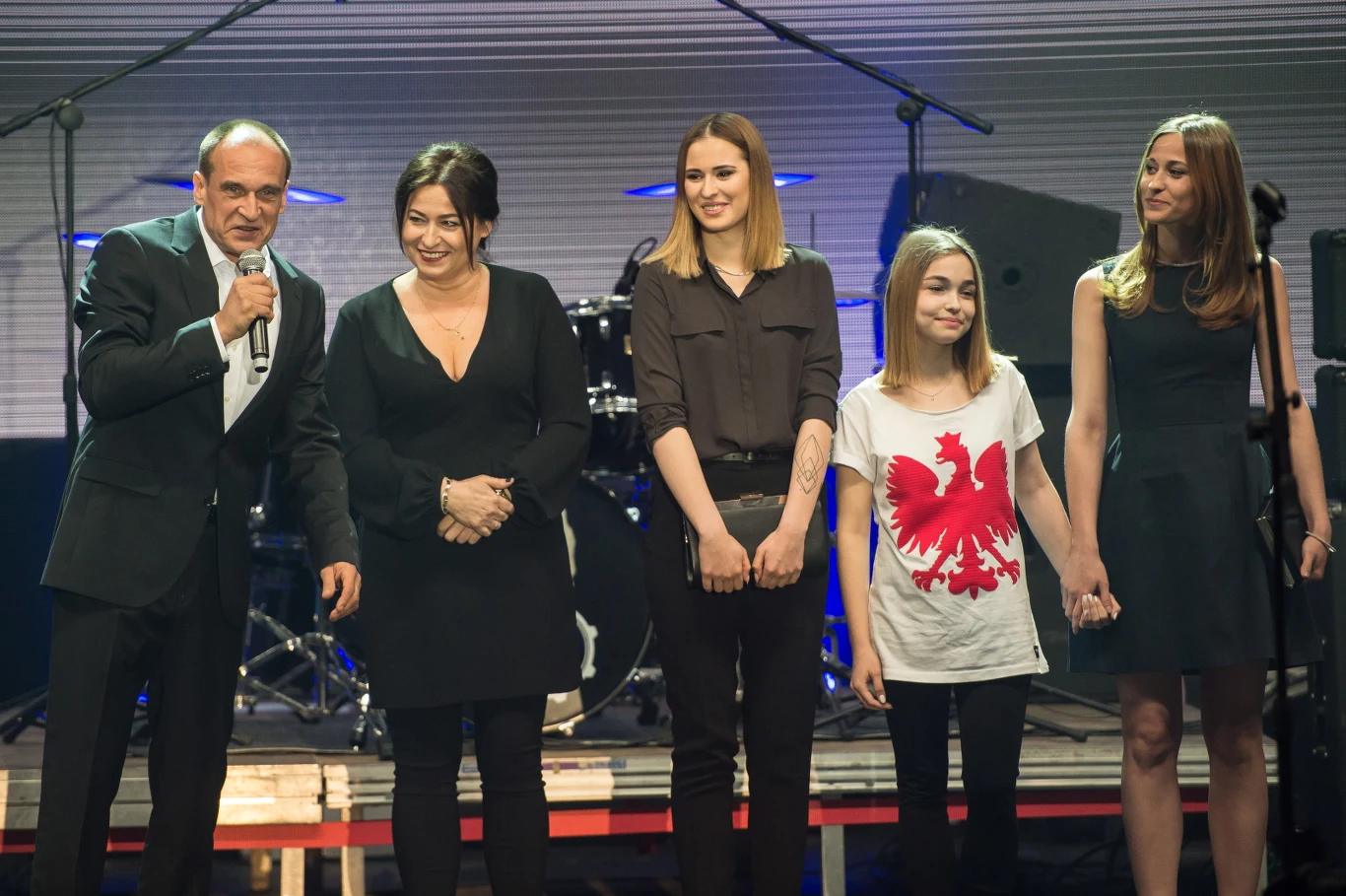 Kandydat na prezydenta RP Paweł Kukiz (L) z żoną Małgorzatą (2L) i córkami podczas wieczoru wyborczego w hali widowiskowo-sportowej w Lubinie