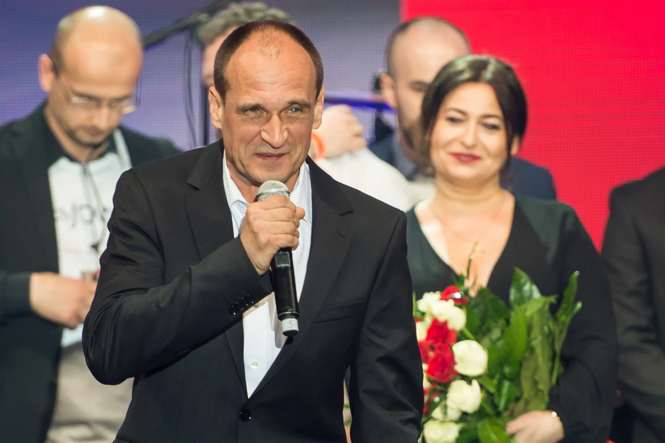 Kandydat na prezydenta RP Paweł Kukiz (L) z żoną Małgorzatą (2L) i córkami podczas wieczoru wyborczego w hali widowiskowo-sportowej w Lubinie