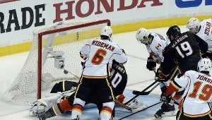 Corey Perry (nr 10) strzela zwycięskiego gola dla Anaheim Ducks