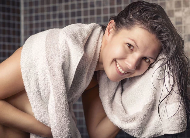 Zanim wysuszysz po myciu włosy ręcznikiem, delikatnie wygnieć je, by usunąć nadmiar wody