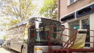 Autobus bez kierowcy wtoczył się na ulicę i chodnik. Wideo