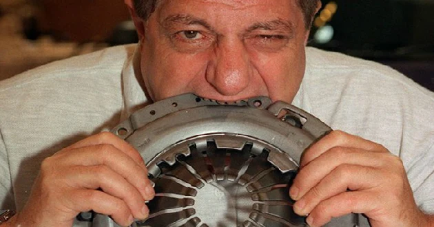 Michel Lotito bez problemów konsumował nawet kilogram metalu dziennie. Szkodziły mu za to... banany i jaja na twardo Michel Lotito bez problemów konsumował nawet kilogram metalu dziennie. Szkodziły mu za to... banany i jaja na twardo