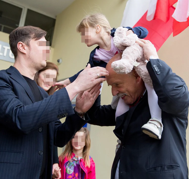 Janusz Korwin-Mikke z wnuczkami