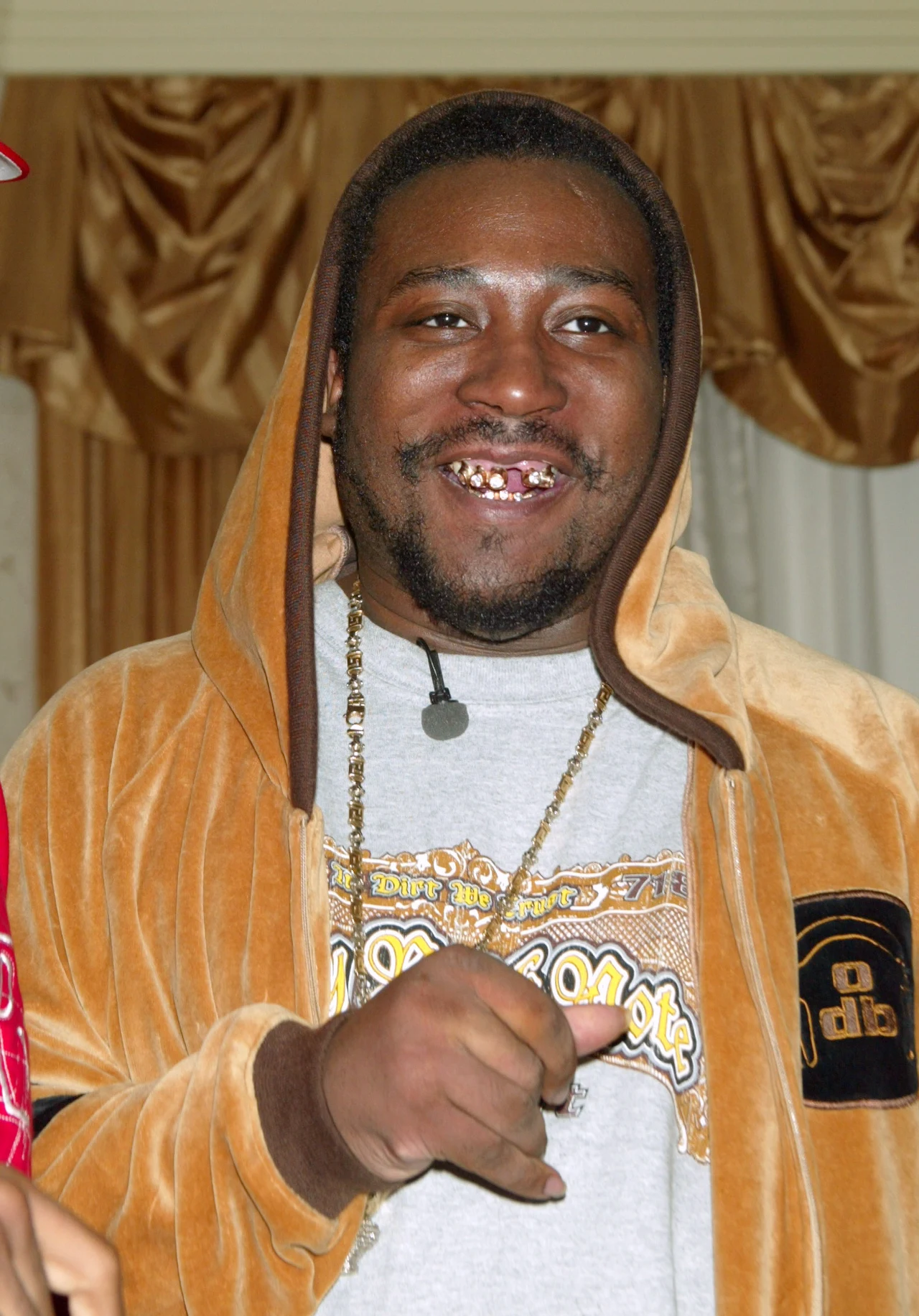 Federalni obserwowali także innego szalonego rapera, jakim niewątpliwie był Ol Dirty Bastard. Jego lista wykroczeń była równie imponująca (posiadanie narkotyków i nielegalnej broni, groźby i kradzieże) co dyskografia Wu-Tang Clanu Federalni obserwowali także innego szalonego rapera, jakim niewątpliwie był Ol Dirty Bastard. Jego lista wykroczeń była równie imponująca (posiadanie narkotyków i nielegalnej broni, groźby i kradzieże) co dyskografia Wu-Tang Clanu