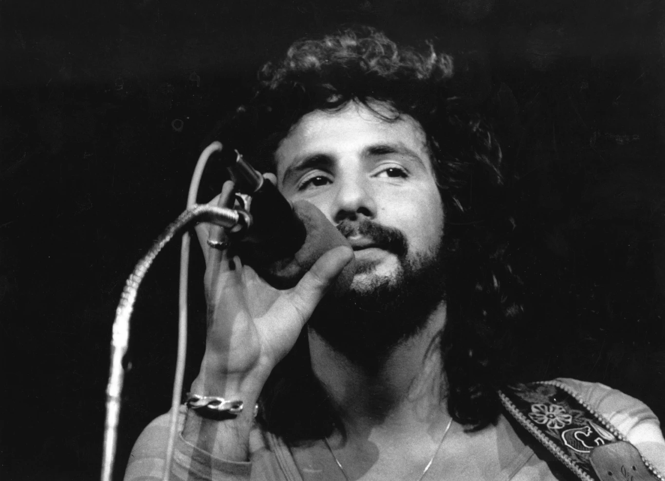 Jednen z najnowszych przypadków nadzoru nad artystami przez FBI związany jest z Yusufem Islamem, który jest lepiej znany pod pseudonimem Cat Stevens. Służby zakazały mu wjazdu do USA po zamachach w Nowym Jorku i Londynie z powodu jego wyznania (Stevens jest muzułmaninem) Jednen z najnowszych przypadków nadzoru nad artystami przez FBI związany jest z Yusufem Islamem, który jest lepiej znany pod pseudonimem Cat Stevens. Służby zakazały mu wjazdu do USA po zamachach w Nowym Jorku i Londynie z powodu jego wyznania (Stevens jest muzułmaninem)