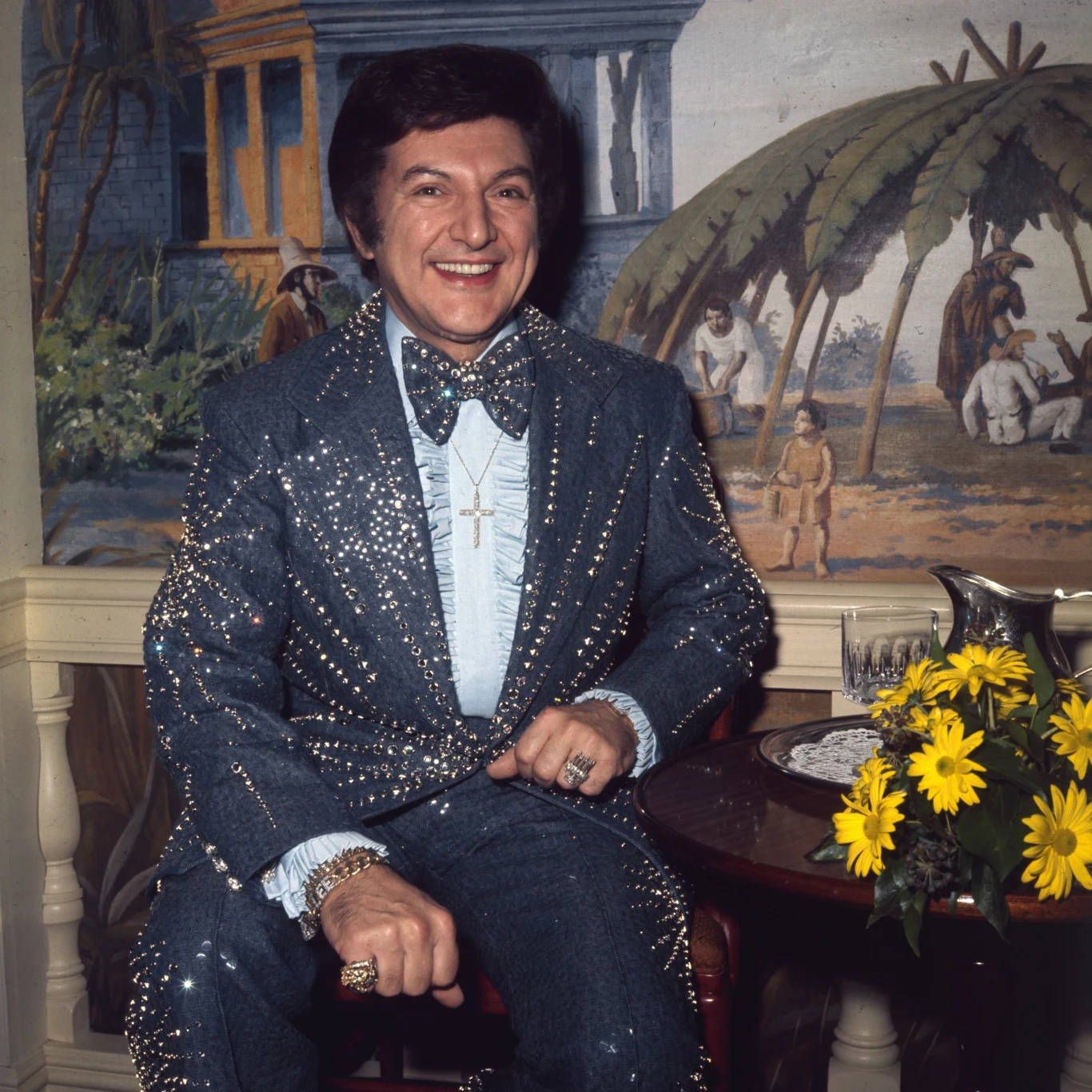 W aktach FBI znalazł się również Liberace, jednak większość dokumentów dotyczy kradzieży jego biżuterii. Zainteresowanie służb budził również ekscentryczny sposób bycia gwiazdora W aktach FBI znalazł się również Liberace, jednak większość dokumentów dotyczy kradzieży jego biżuterii. Zainteresowanie służb budził również ekscentryczny sposób bycia gwiazdora