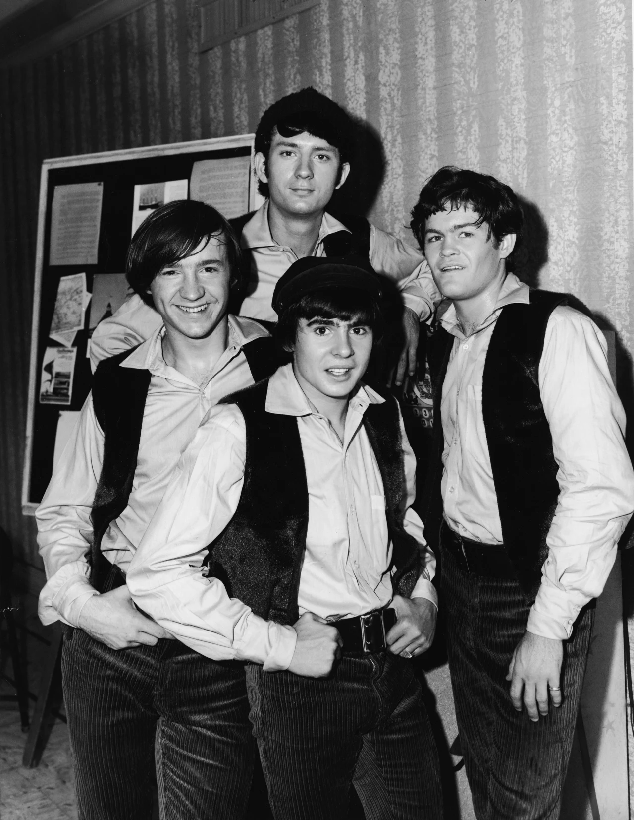 FBI miało również oko na grupę The Monkees, która z pozoru nie wyglądała na groźnych przestępców. Służby uważały jednak, że używają oni podprogowych sposobów, aby zaszczepić w słuchaczach treści antyamerykańskie i lewicowe FBI miało również oko na grupę The Monkees, która z pozoru nie wyglądała na groźnych przestępców. Służby uważały jednak, że używają oni podprogowych sposobów, aby zaszczepić w słuchaczach treści antyamerykańskie i lewicowe