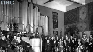 Fragment uroczystości otwarcia wystawy. Widoczny m.in.: prezydent Ignacy Mościcki (siedzi pierwszy z prawej) 