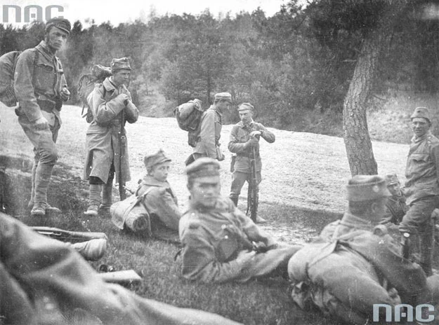 Kapitan Kazimierz Herwin-Piątek pod Konarami wśród odpoczywających żołnierzy