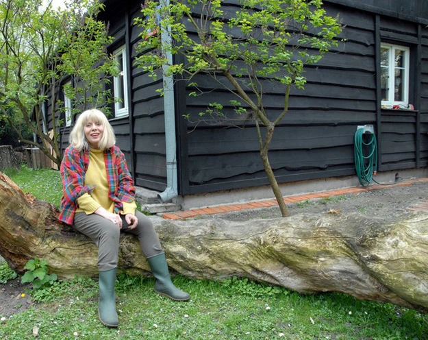 Barbara Wrzesińska przed swoim domem