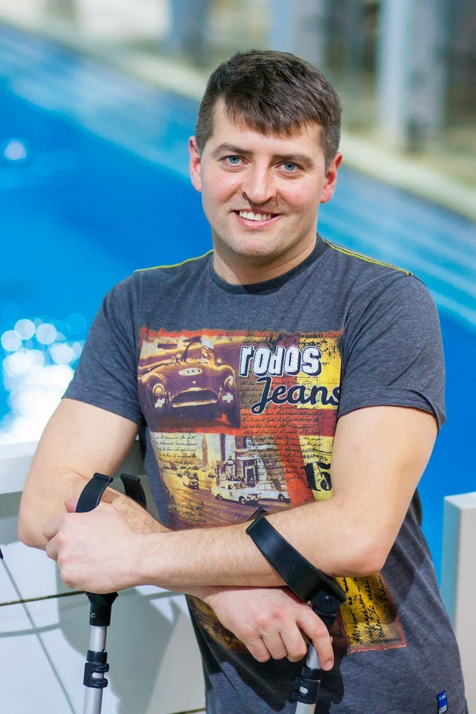 Andrzej Szczęsny uważany jest za jednego z najzdolniejszych i najbardziej wszechstronnych polskich narciarzy alpejskich. Jest w światowej czołówce, mimo że przygodę z tą dyscypliną zaczął w wieku 16 lat. Początki były trudne, ale nie poddał się. By nauczyć się jeździć na jednej narcie, potrzebował... jednego sezonu. Inną jego pasją była siatkówka na siedząco Andrzej Szczęsny uważany jest za jednego z najzdolniejszych i najbardziej wszechstronnych polskich narciarzy alpejskich. Jest w światowej czołówce, mimo że przygodę z tą dyscypliną zaczął w wieku 16 lat. Początki były trudne, ale nie poddał się. By nauczyć się jeździć na jednej narcie, potrzebował... jednego sezonu. Inną jego pasją była siatkówka na siedząco