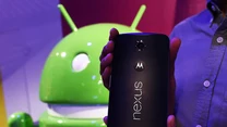 Google Nexus (LG, Huawei, ?): Nowy Nexus to wciąż jedna wielka niewiadoma. W tajemnicy utrzymywany jest nawet producent, chociaż w tym temacie najczęściej wspomina się o LG oraz chińskiej firmie Huawei. Cóż, nieco więcej na temat tego urządzenia powinniśmy dowiedzieć się na konferencji Google I/O, która odbędzie się jeszcze w maju. Wtedy poznamy również nową wersję systemu Android, która zadebiutuje właśnie na pokładzie Nexusa kolejnej generacji. 
Specyfikacja to kolejny element objęty tajemnicą. Możemy jednak założyć, że będzie on wyposażony w ekran o przekątnej od 5,5 do 6 cali i rozdzielczości Quad HD (1440 x 2560 pikseli). We wnętrzu znajdzie się układ SoC firmy Snapdragon (raczej na pewno nie 810) lub MediaTek (jeśli producentem będzie Huawei), 3 lub 4 GB pamięci RAM oraz przyzwoity aparat.
 Na zdjęciu Nexus 6.
