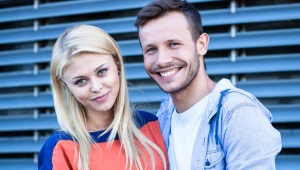 Jowita słabnie z dnia na dzień, ale dzielnie kontynuuje leczenie. W tajemnicy przed Radkiem, przyjaciółmi i swoim szefem 