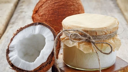 Olej kokosowy może posłużyć do wykonania naturalnego dezodorantu. Domowe kosmetyki cieszą się teraz ogromną popularnością. 