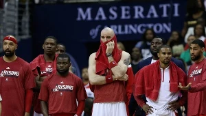 Marcin Gortat (w środku) większość meczu spędził na ławce rezerwowych