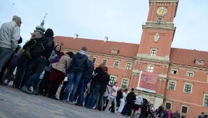  Kolejka oczekująca na wejście do Zamku Królewskiego w Warszawie podczas rozpoczynającej się Nocy Muzeów