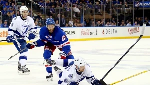 Dominic Moore (niebieski strój) w starciu z Antonem Stralmanem