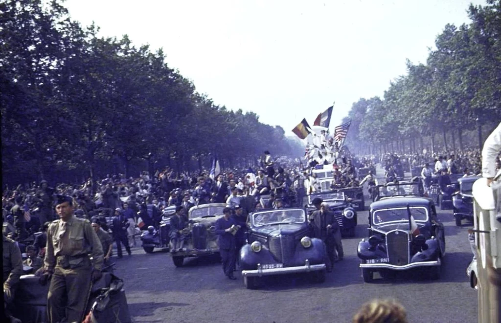 Triumfalny przejazd de Gaulle'a przez Paryż