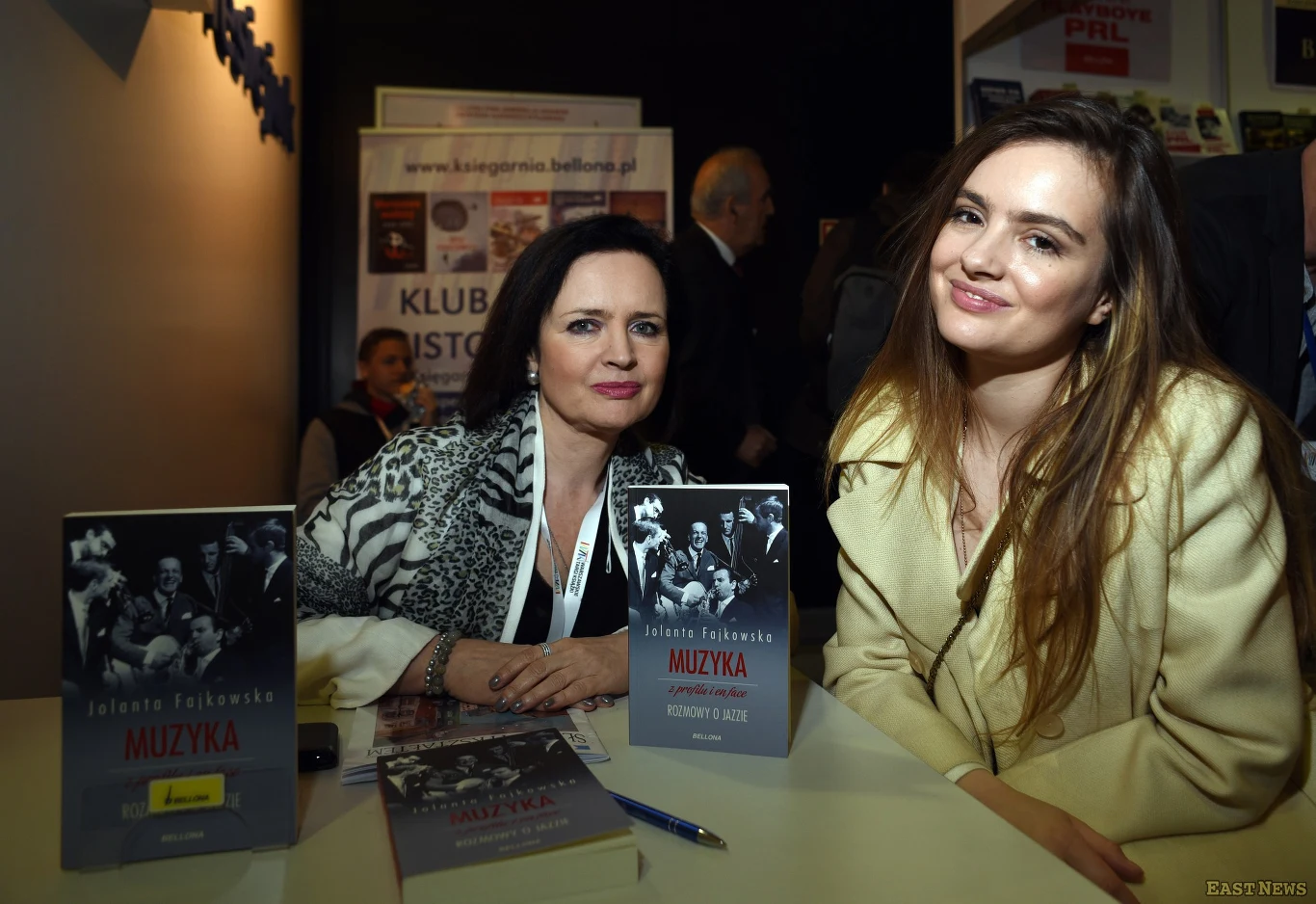 Z Jolantą Fajkowską na Warszawskich Targach Książki w 2015 r. Z Jolantą Fajkowską na Warszawskich Targach Książki w 2015 r.