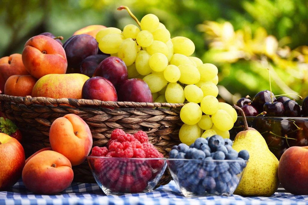 Umieszczenie owoców w ładnej misce, np. obok kluczyków do samochodu, sprawia, że sięgnięcie po banana czy jabłko jest nagle bardziej naturalne.