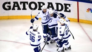 Tyler Johnson (drugi z prawej) świętuje z kolegami z Tampa Bay Lightning