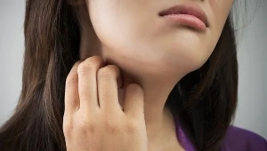 Gdy zaczynasz chrypieć, zgłoś się do laryngologa, który wykona badanie stroboskopowe krtani. Umożliwia ono sprawdzenie stopnia napięcia, ruchomości i stanu strun głosowych