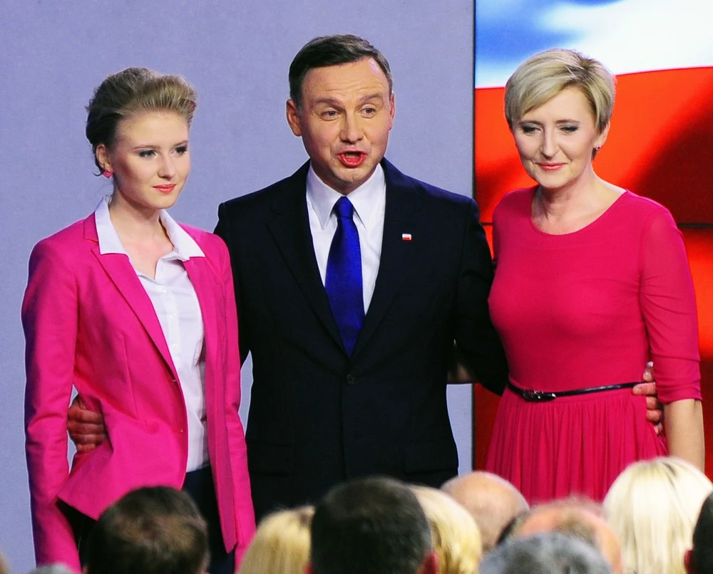 Agata Kornhauser-Duda, Andrzej Duda i Kinga Duda podczas wieczoru wyborczego