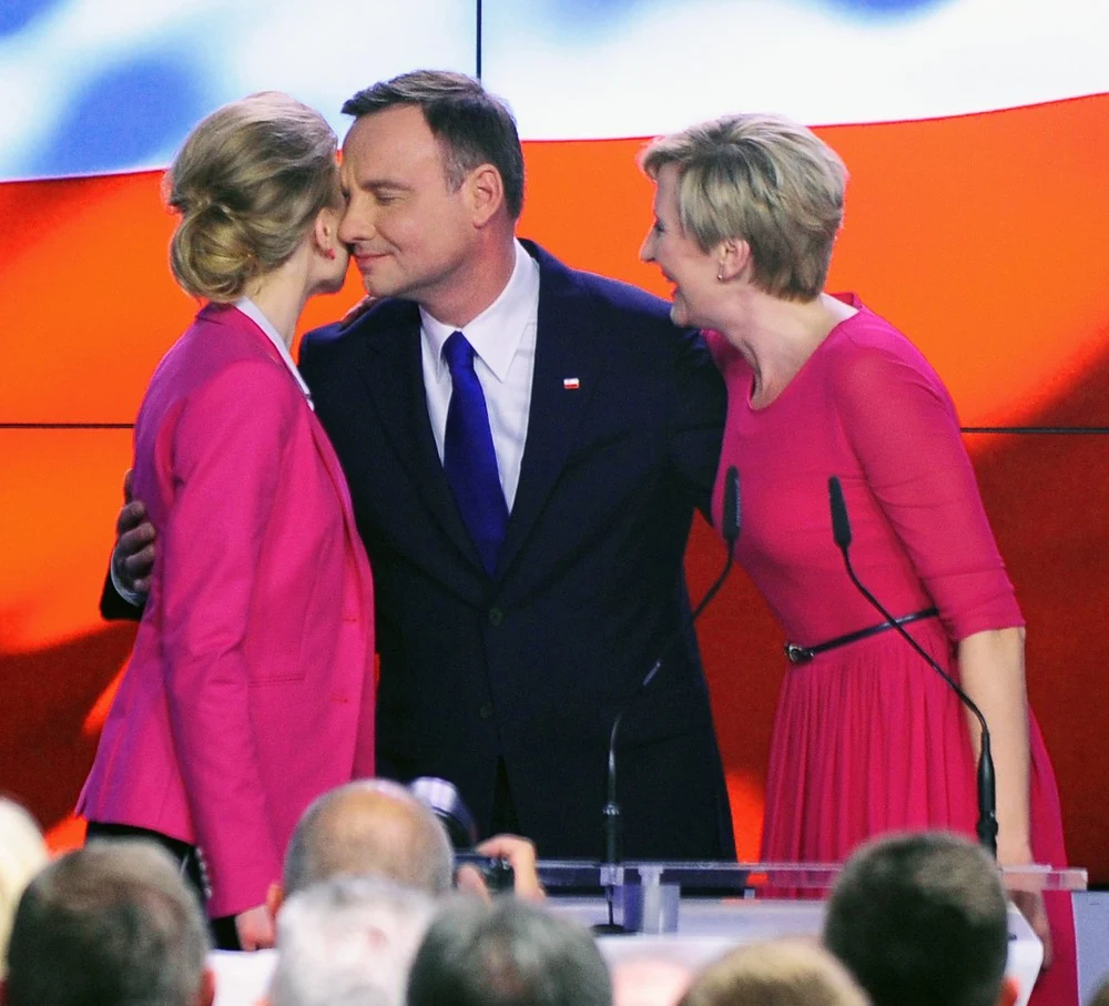 Agata Kornhauser-Duda, Andrzej Duda i Kinga Duda podczas wieczoru wyborczego