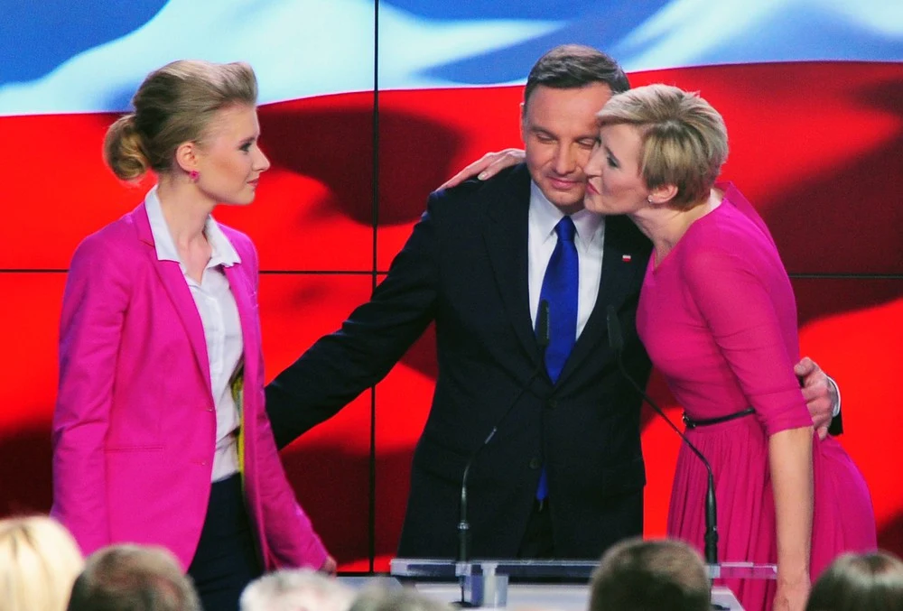 Agata Kornhauser-Duda, Andrzej Duda i Kinga Duda podczas wieczoru wyborczego