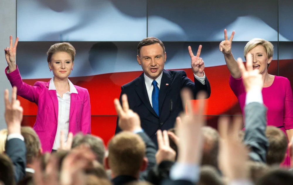Agata Kornhauser-Duda, Andrzej Duda i Kinga Duda podczas wieczoru wyborczego