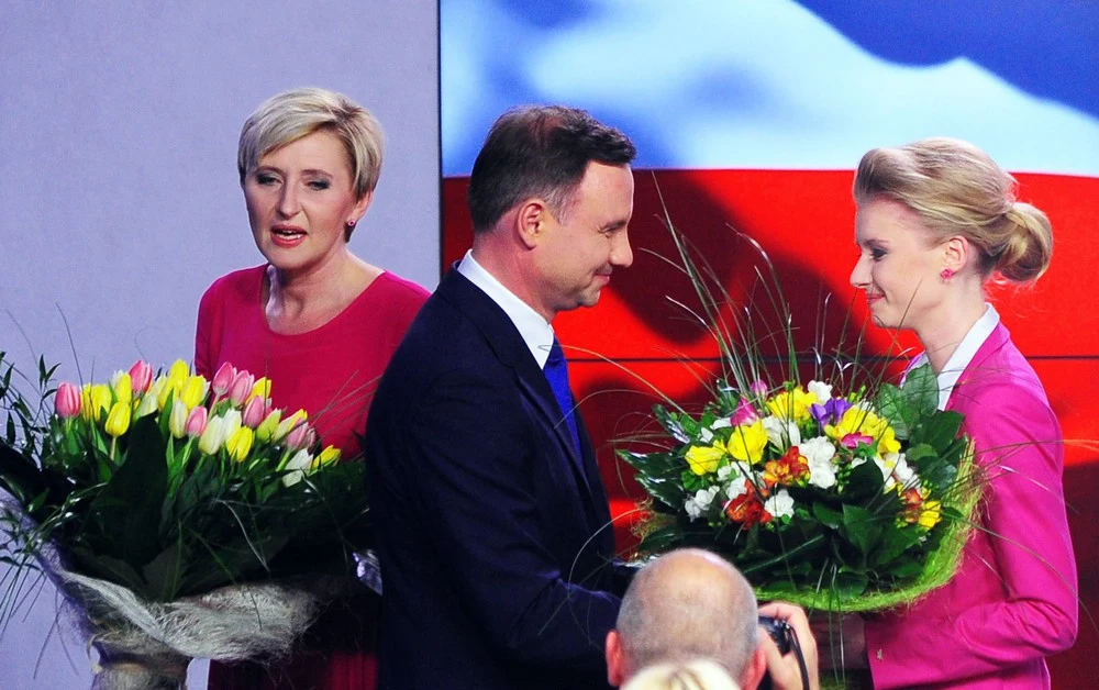 Agata Kornhauser-Duda, Andrzej Duda i Kinga Duda podczas wieczoru wyborczego