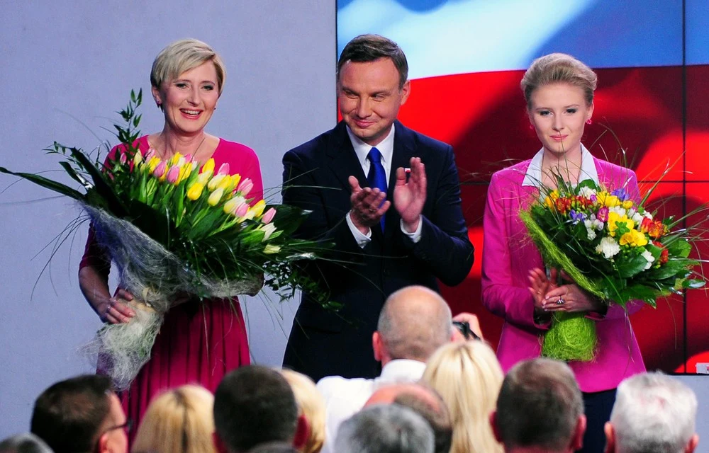 Agata Kornhauser-Duda, Andrzej Duda i Kinga Duda podczas wieczoru wyborczego