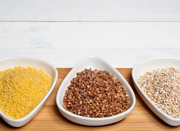 W ziarnach zbóż, z których powstają kasze, znajduje się wiele cennych składników, między innymi witaminy B, PP, E oraz żelazo, selen, wapń i magnez.