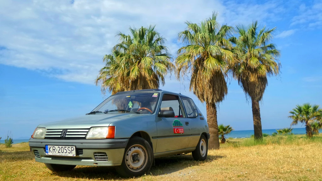 28-letni Peugeot 205 diesel na plaży Pamucak w pobliżu Efezu