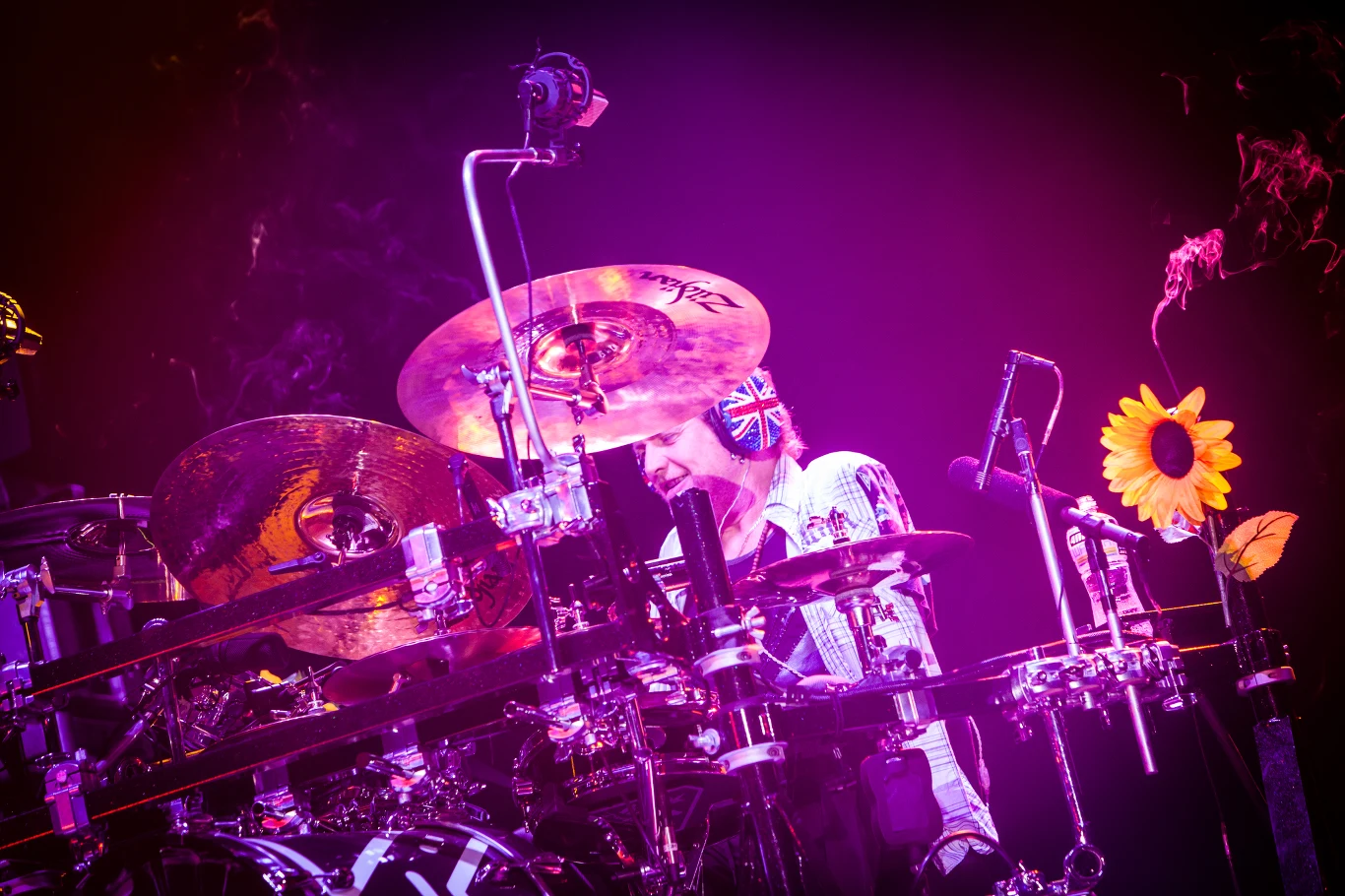 Jednoręki perkusista Rick Allen (lewą kończynę stracił na skutek obrażeń poniesionych w wypadku samochodowym w grudniu 1984 r.)