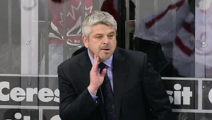 Todd McLellan z kanadyjskimi hokeistami na mistrzostwach świata