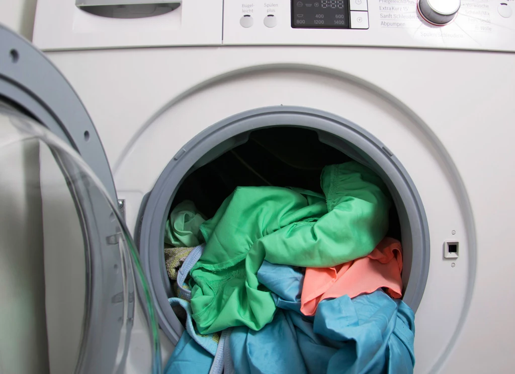 Ustawienie wysokiej temperatury prania sprawi, że urządzenie pobiera więcej prądu