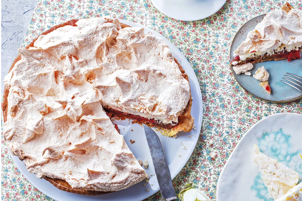 Tarta z rabarbarem, truskawkami i bezą Tarta z rabarbarem, truskawkami i bezą