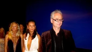 Mariusz Pujszo ze swym aktorskim haremem