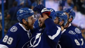 Hokeiści Tampa Bay Lightning cieszą się z wygranej
