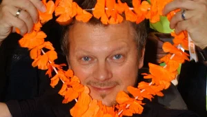 Jak Piotr Szwedes będzie wyglądał w miniówce i na szpilkach?