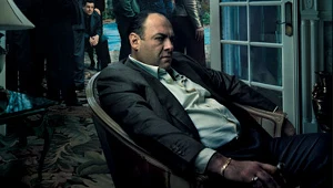 James Gandolfini w mafijnym ubraniu